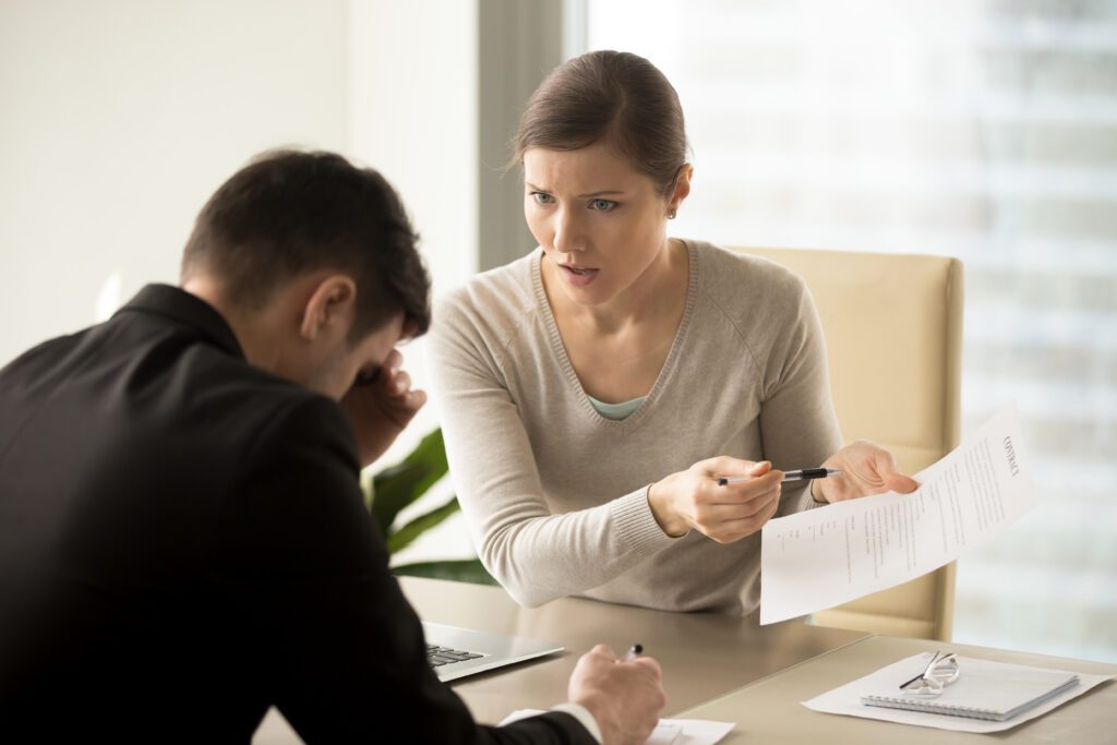 Colegas de trabalho discutindo