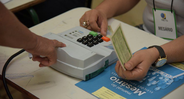 Um mesário é uma pessoa designada para auxiliar no processo eleitoral durante as eleições (Foto: TRE-SP)