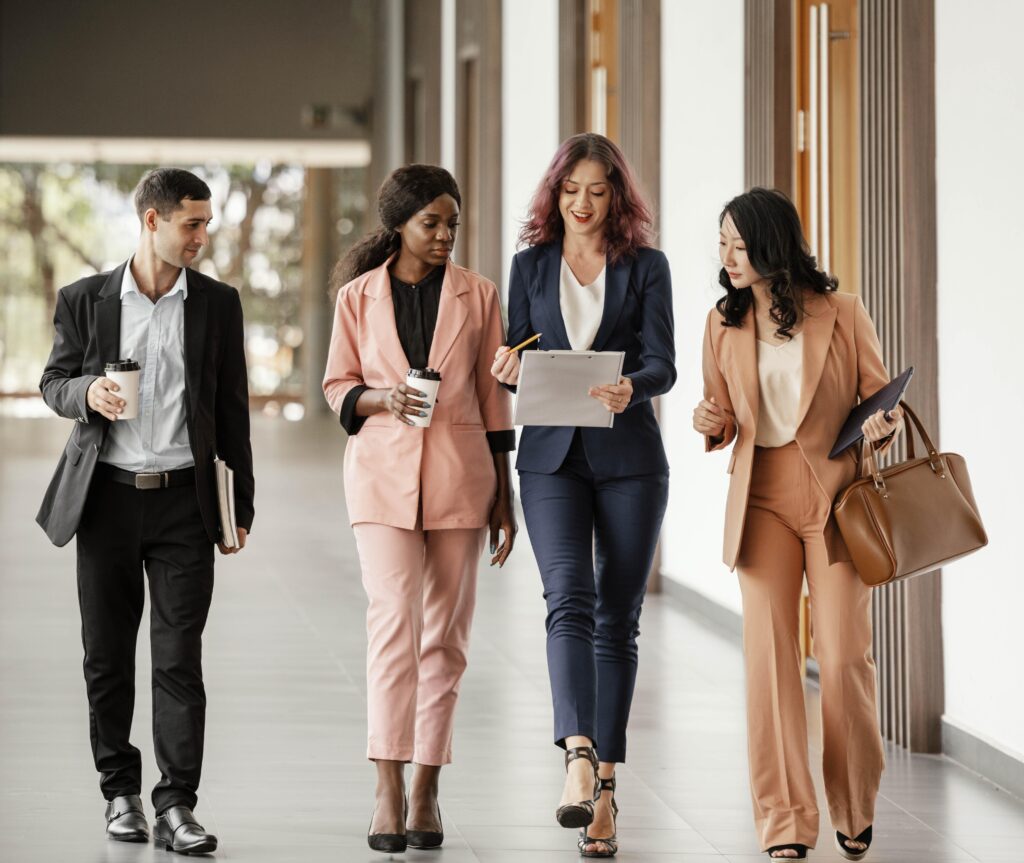 Trabalhadores usando terno no trabalho
